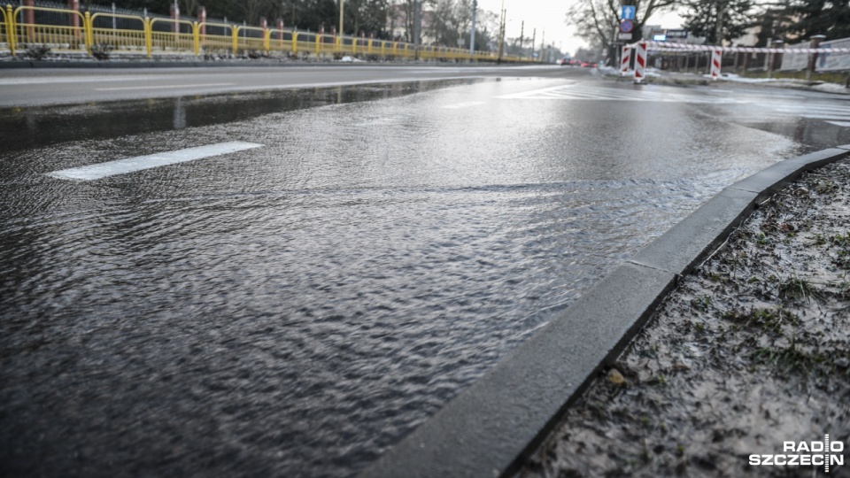 W sobotę około godziny 6.30 woda z pękniętego wodociągu zalała część ulicy Ku Słońcu i ronda Pileckiego. Fot. Jarosław Gaszyński [Radio Szczecin]