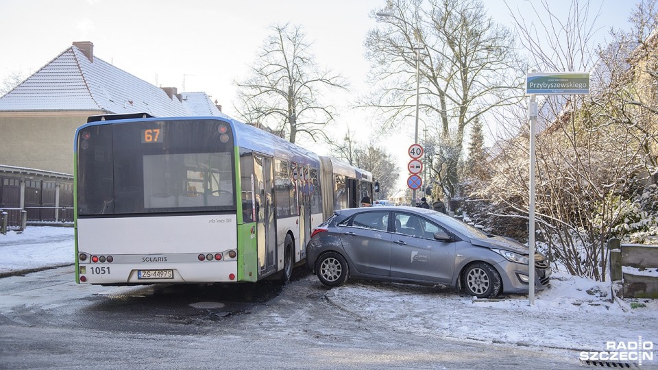 Autobus zderzył się z osobówką przy ulicy Traugutta. Fot. Piotr Sawiński [Radio Szczecin]