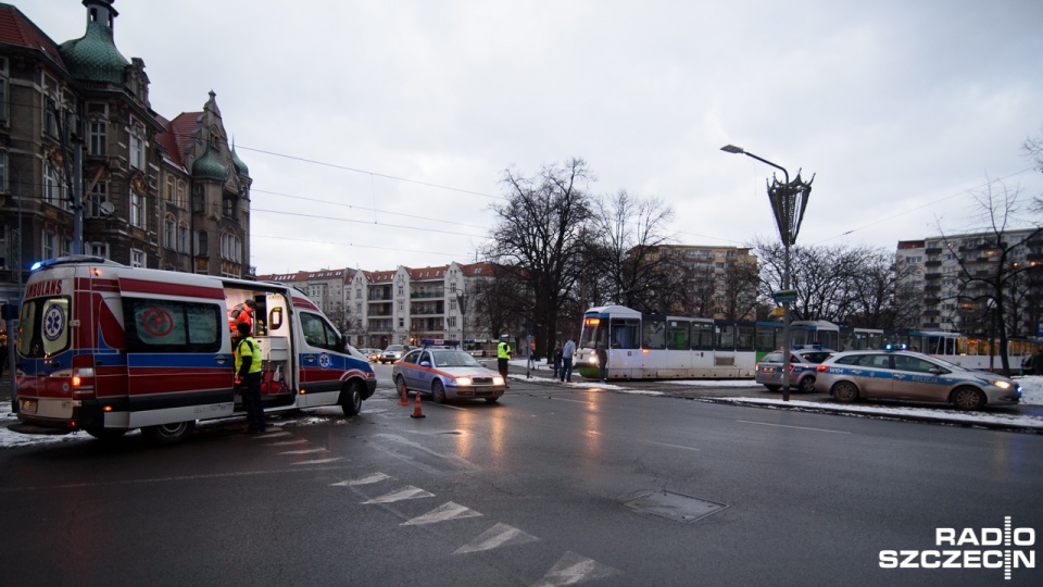 Samochód osobowy zderzył się z tramwajową "11" na placu Grunwaldzkim. Fot. Konrad Nowak [Radio Szczecin]