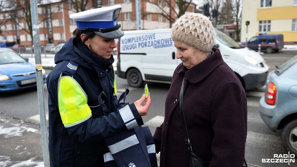 Szczecińscy seniorzy otrzymali dziś upominki także od policjantów. Fot. Łukasz Szełemej [Radio Szczecin]