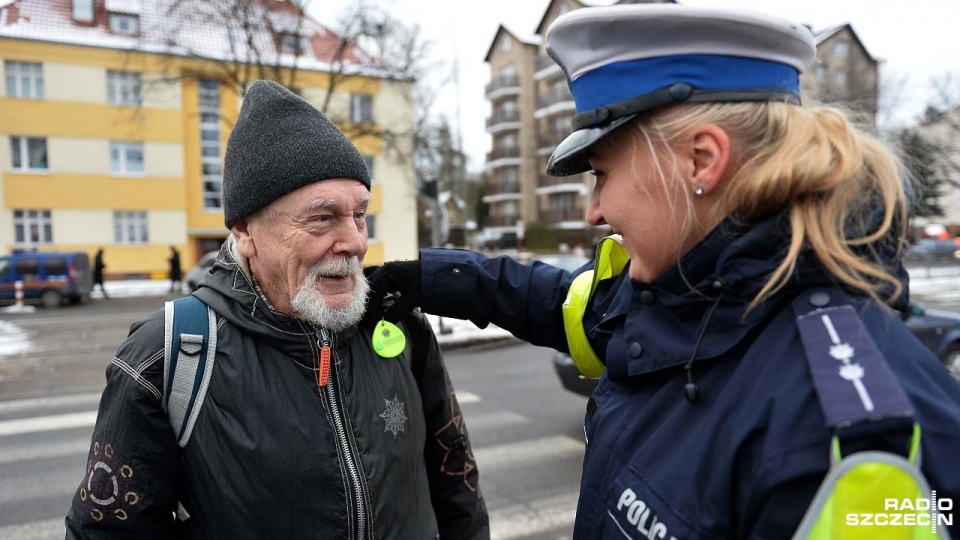 Szczecińscy seniorzy otrzymali dziś upominki także od policjantów. Fot. Łukasz Szełemej [Radio Szczecin]
