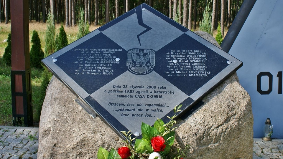 Pomnik na miejscu katastrofy samolotu CASA w Mirosławcu. Fot. www.wikipedia.org / Wiew2