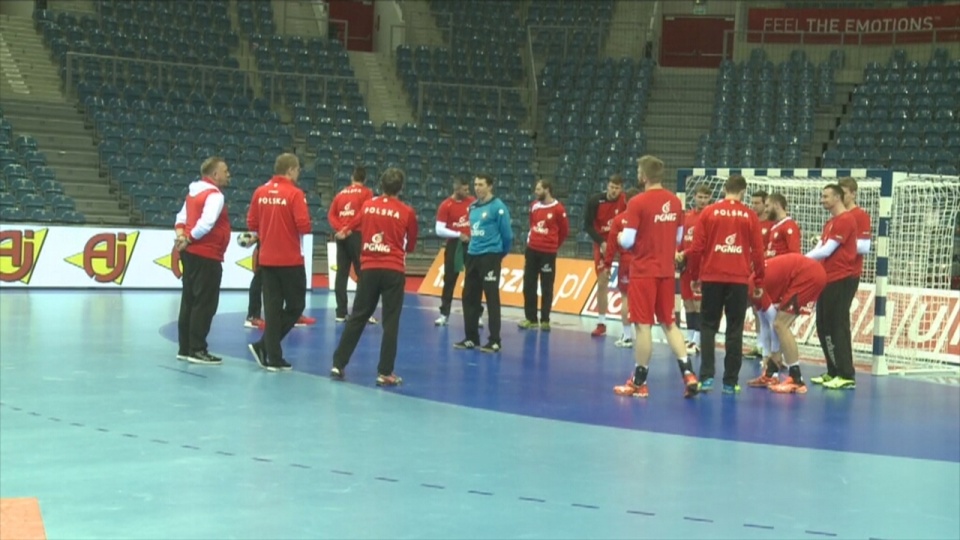 Po sobotniej porażce z Norwegią kadra trenera Michaela Bieglera (pierwszy z lewej) nie może pozwolić sobie na stratę punktów w rywalizacji o strefę medalową. Fot. Agencja TVN/x-news
