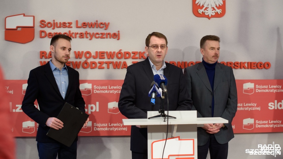 Dawid Krystek (w środku) i Dariusz Wieczorek (z prawej) podczas konferencji prasowej SLD. Fot. Konrad Nowak [Radio Szczecin]