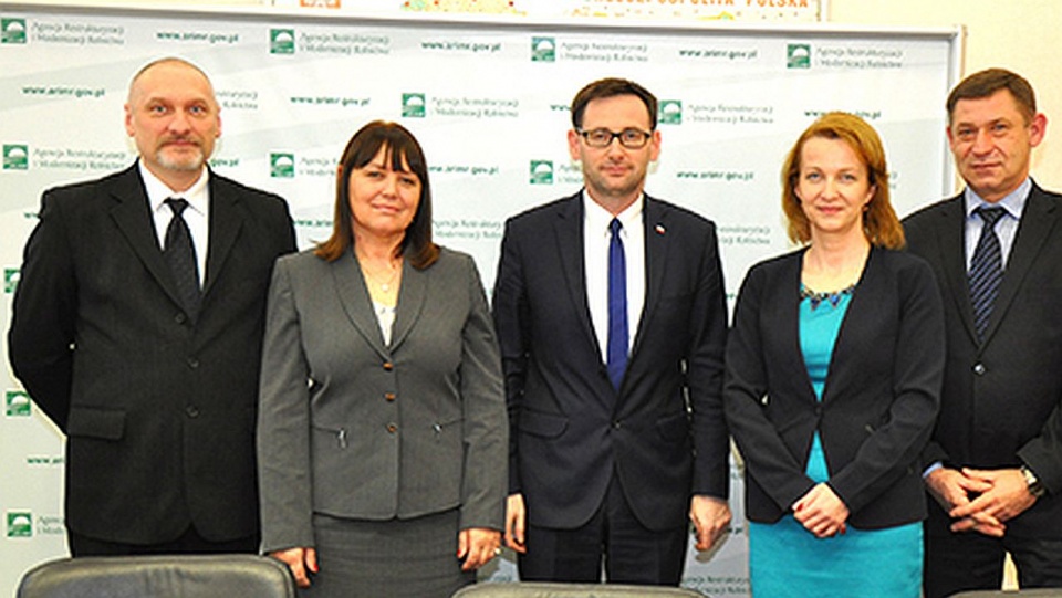 Dariusz Kłos (pierwszy z lewej) podczas wręczenia nominacji w agencji. Fot. www.arimr.gov.pl