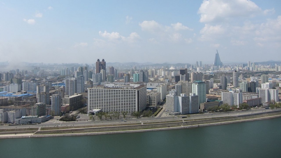 Pjongjang jest stolicą Korei Północnej. Jest to główny ośrodek gospodarczy i naukowo-kulturowy kraju. Fot. www.wikipedia.org / John Pavelka