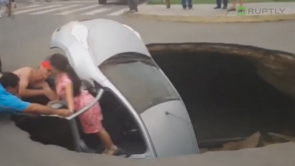 Gigantyczna dziura w jezdni pochłonęła samochód z podróżującą nim rodziną. Do wypadku doszło na jednej z ulic miasta Trujillo w Peru. Fot. RUPTLY/x-news