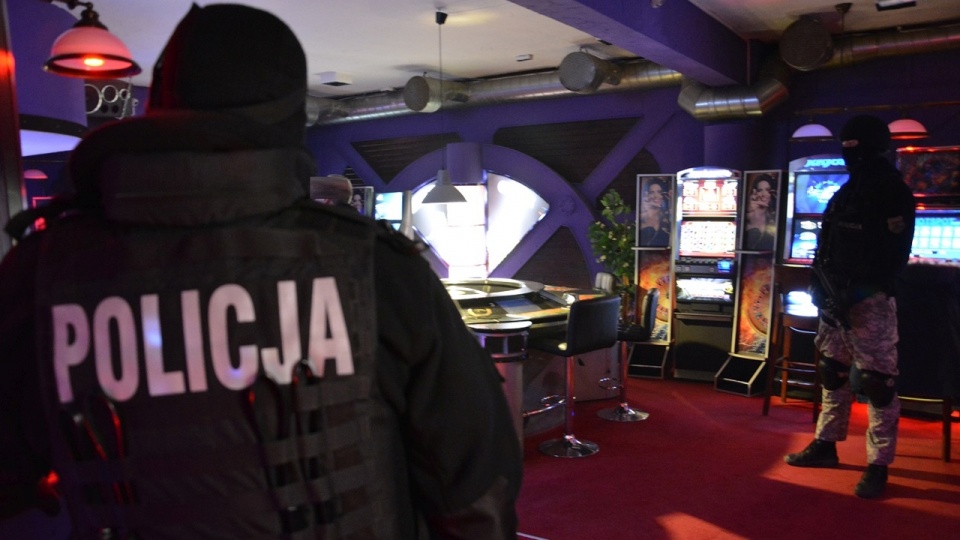Zarekwirowane dwie ruletki i 23 automaty do gry warte 300 tysięcy złotych - to efekt wieczornego policyjnego nalotu na nielegalne kasyna gry w Stargardzie. Fot. KPP w Stargardzie.