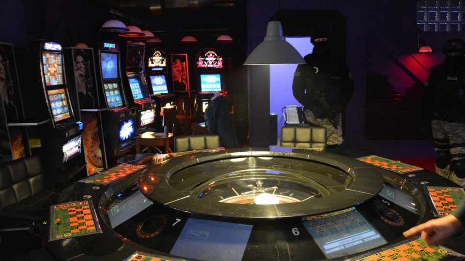 Zarekwirowane dwie ruletki i 23 automaty do gry warte 300 tysięcy złotych - to efekt wieczornego policyjnego nalotu na nielegalne kasyna gry w Stargardzie. Fot. KPP w Stargardzie.