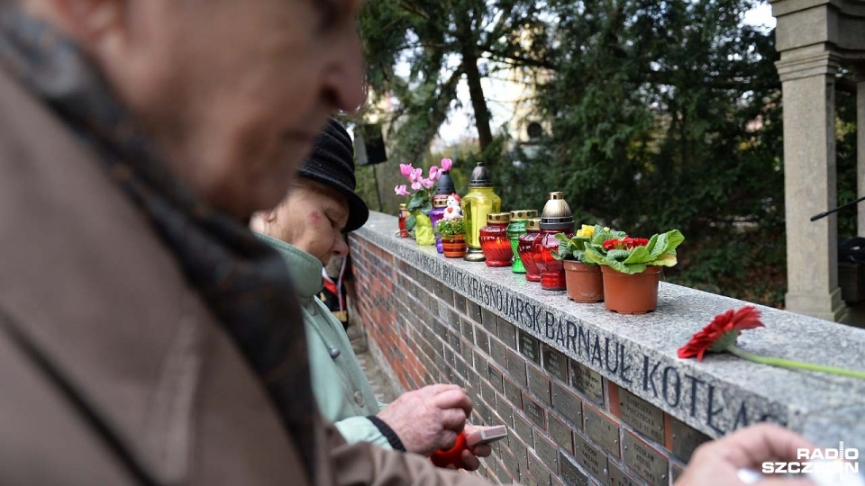 W środę kresowiacy mieszkający w Szczecinie spotkali się na Cmentarzu Centralnym w 76. rocznicę pierwszej wywózki w głąb Związku Radzieckiego. Fot. Łukasz Szełemej [Radio Szczecin]