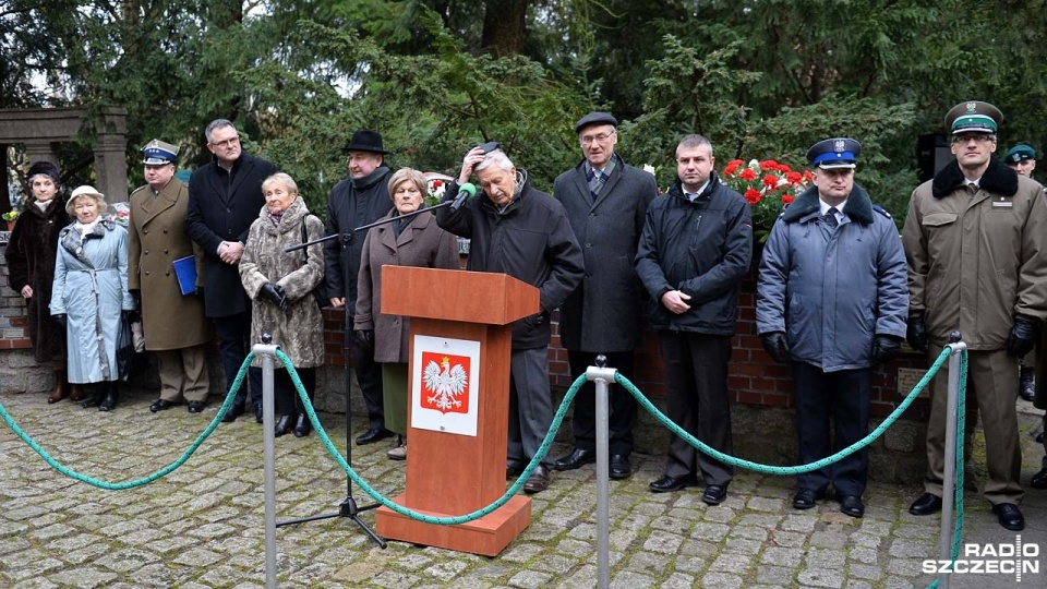 W środę kresowiacy mieszkający w Szczecinie spotkali się na Cmentarzu Centralnym w 76. rocznicę pierwszej wywózki w głąb Związku Radzieckiego. Fot. Łukasz Szełemej [Radio Szczecin]
