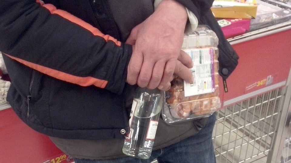 Strażnicy z Dobrej Szczecińskiej zauważyli jak 50-latek pije w markecie i chowa słodycze do kieszeni. Fot. www.dobraszczecinska.pl