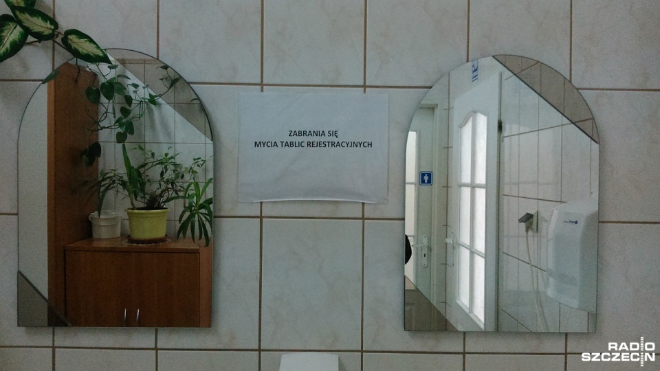 Ręce - tak, ale tablic rejestracyjnych w urzędowej toalecie nie umyjemy. Przynajmniej w Urzędzie Miasta w Szczecinie. Fot. Dawid Siwek [Radio Szczecin]