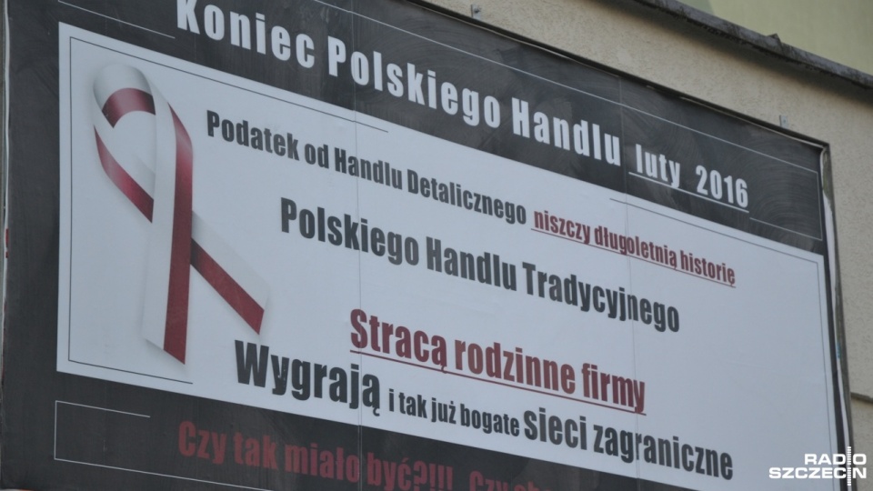 Plakaty i banery z hasłem "Koniec polskiego handlu" zawisły w Kołobrzegu. Fot. Przemysław Polanin [Radio Szczecin]