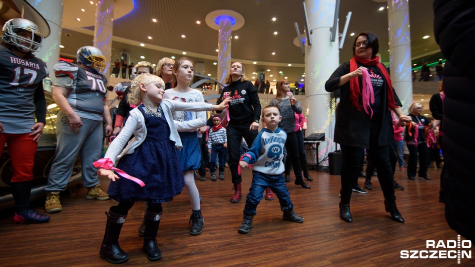 W Walentynki kilkadziesiąt kobiet ze Szczecina wzięło udział w międzynarodowej akcji "Nazywam się miliard". Fot. Konrad Nowak [Radio Szczecin]