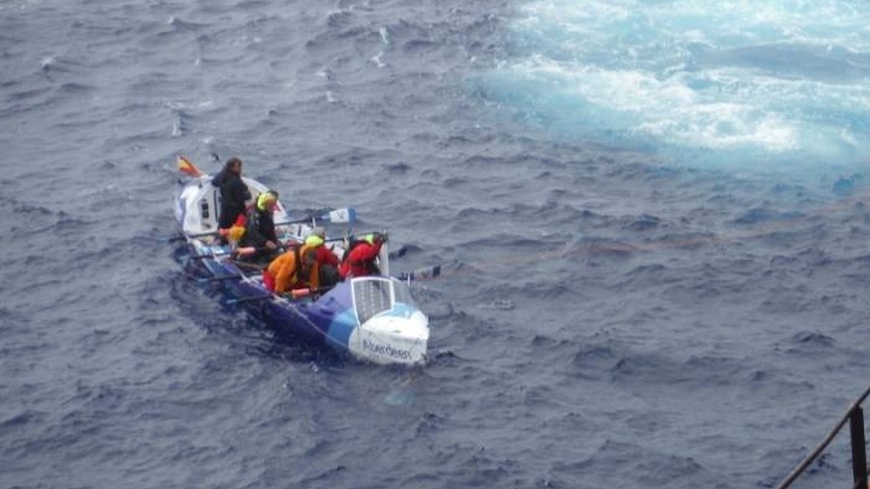 Siedmiu członków załogi łodzi wiosłowej zostało podjętych na burtę. Fot. Materiał prywatny