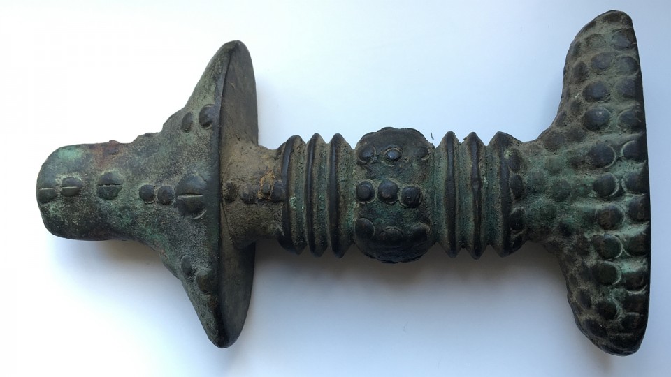 Unikatową rękojeść miecza z brązu sprzed 2,5 tys. lat znalazł poszukiwacz skarbów z Choszczna. Fot. Anna Łukaszek [Radio Szczecin]