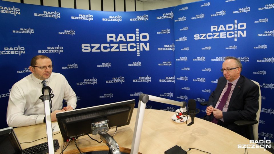Paweł Szynkaruk (z prawej) w studiu Radia Szczecin. Fot. Konrad Nowak [Radio Szczecin]