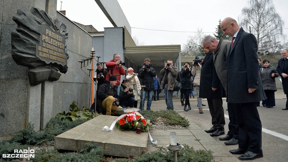 Ministrowie złożyli kwiaty pod pomnikiem poległych stoczniowców. Fot. Łukasz Szełemej [Radio Szczecin]