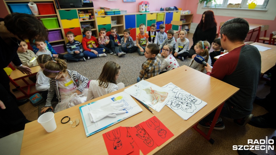 Szczecińscy uczniowie uczą się języka migowego. Fot. Konrad Nowak [Radio Szczecin]