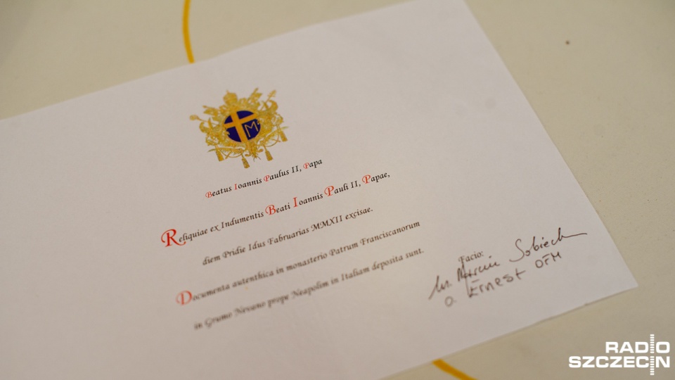 Certyfikat skradzionych relikwii św. Jana Pawła II. Fot. Konrad Nowak [Radio Szczecin]