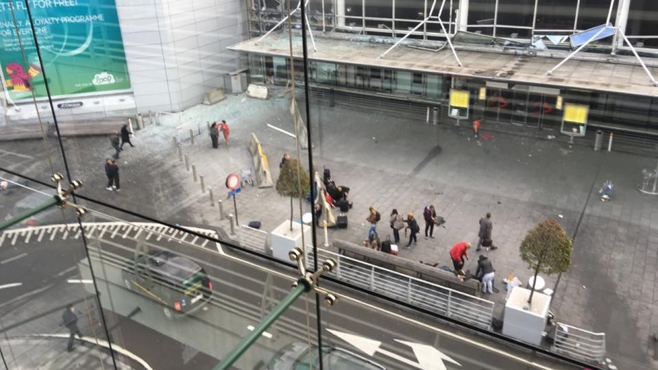 Wybuch na lotnisku w Brukseli. Fot. Jef Versele Facebook