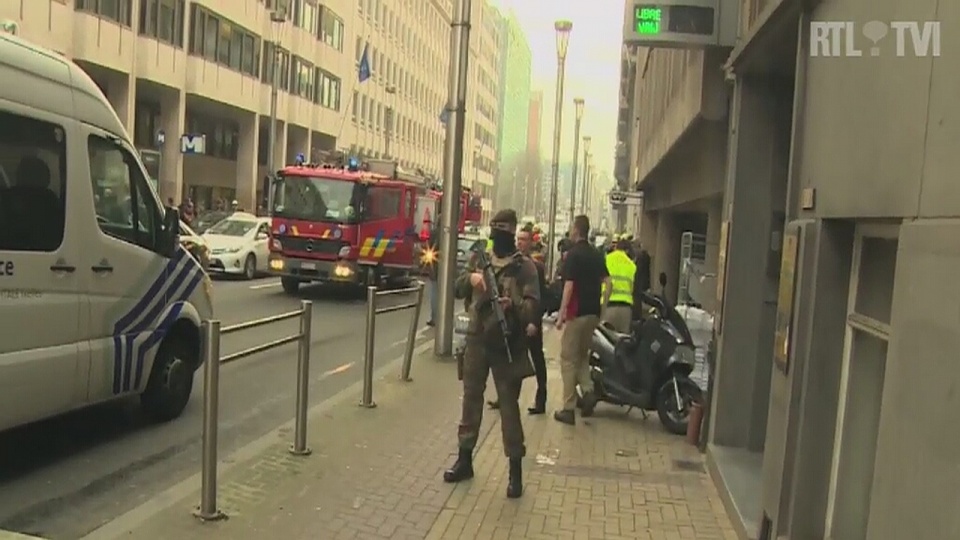 Według informacji belgijskich mediów w zamachach zginęły 34 osoby a około 200 jest rannych. Fot. BE RTL TVI/x-news