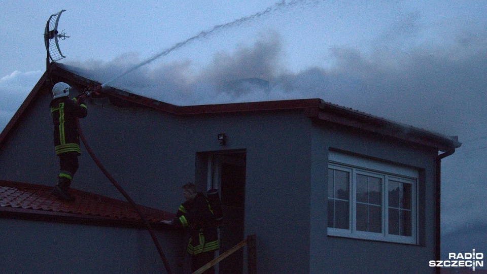 Ogień wybuchł o godzinie 19.30 w kotłowni budynku jednorodzinnego. Fot. Adam Wójcik [Radio Szczecin]