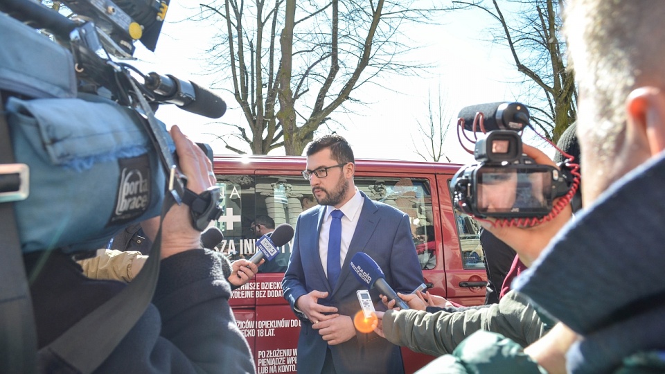 Od 1 kwietnia wszystkie miasta w Polsce odwiedzą urzędnicy, którzy w specjalnych pojazdach będą udzielać porad, jak korzystać z rządowego programu "Rodzina 500 plus". Fot. ZUW