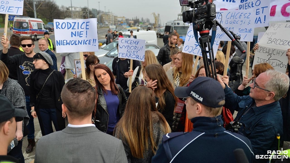 Wizyta Beaty Szydło w Szczecinie. Protest kobiet i KOD. Fot. Łukasz Szełemej [Radio Szczecin]