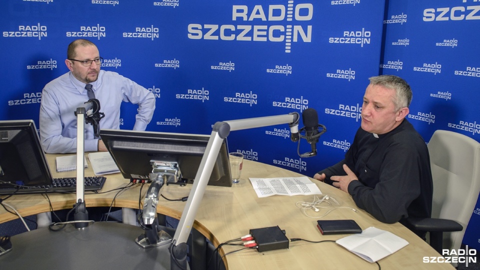 Ks. Tomasz Kancelarczyk w studiu Radia Szczecin. Fot. Piotr Sawiński [Radio Szczecin]