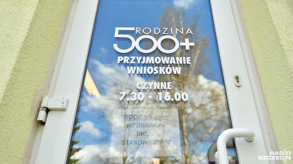 Dokumenty "Rodzina 500 plus" złożyć można w Szczecińskim Centrum Świadczeń. Fot. Łukasz Szełemej [Radio Szczecin]
