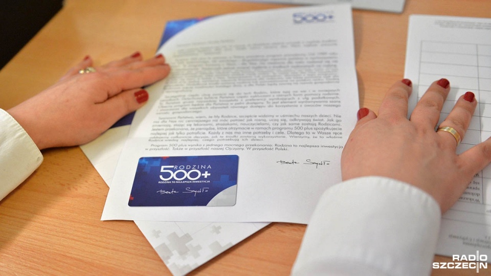 Dokumenty "Rodzina 500 plus" złożyć można w Szczecińskim Centrum Świadczeń. Fot. Łukasz Szełemej [Radio Szczecin]