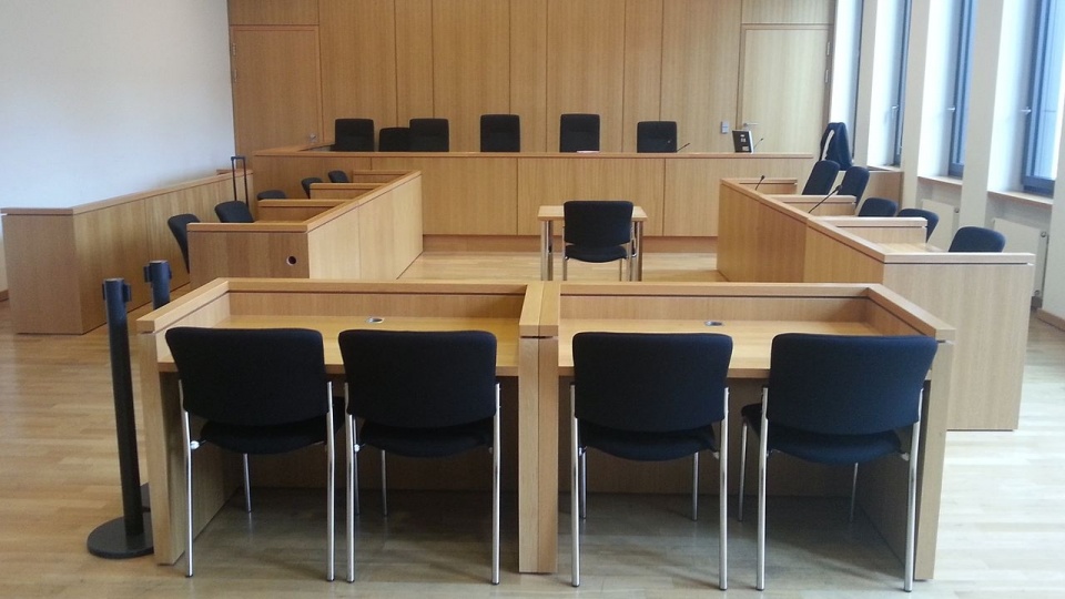 Nowoczesna sala sądowa w Niemczech. Fot. www.wikipedia.org / ACBahn