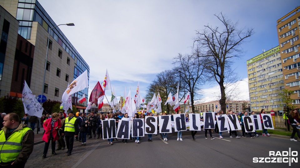 Uczestnicy "Marszu dla życia" przeszli z Jasnych Błoni do katedry. Fot. Konrad Nowak [Radio Szczecin]