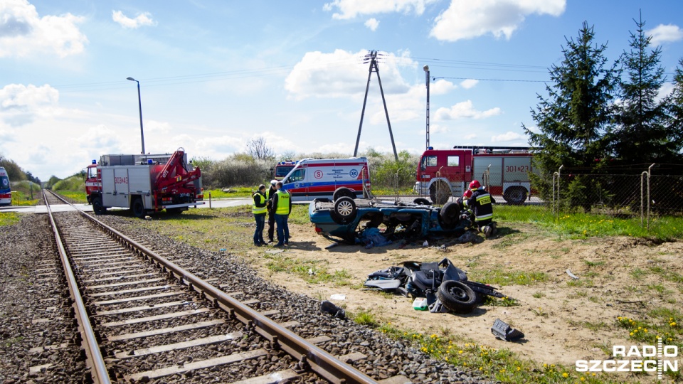 W sobotę na przejeździe kolejowym w Warzymicach samochód osobowy zderzył się z pociągiem. Fot. Konrad Nowak [Radio Szczecin/Archiwum]