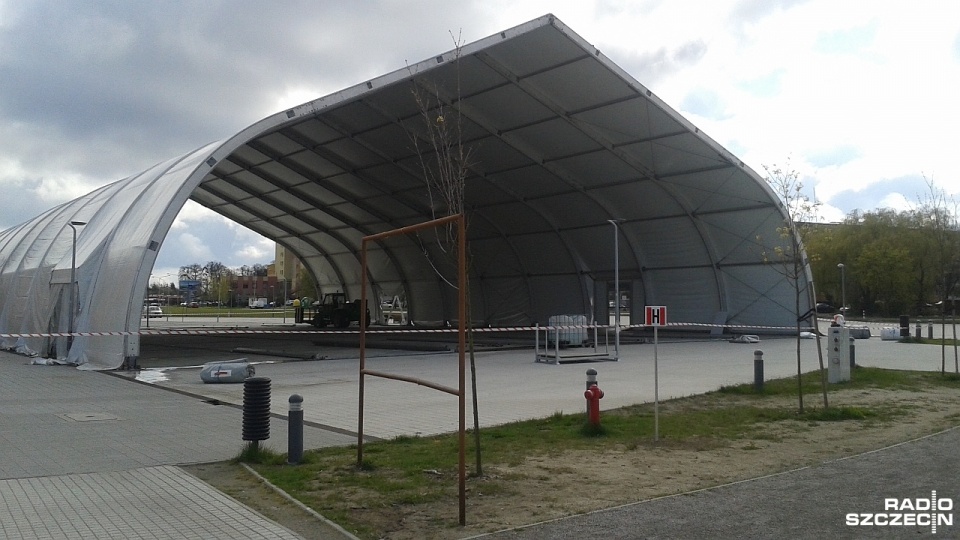 Na placu przed halą Azoty Arena trwa demontaż namiotu, pod którym szczecinianie zimą jeździli na łyżwach. Fot. Marek Cwelich [Radio Szczecin]