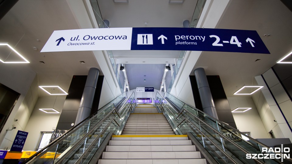 Zmodernizowany dworzec kolejowy Szczecin Główny gotowy na przyjęcie podróżnych. Otwarcie odbędzie się w czwartek o północy. Fot. Konrad Nowak [Radio Szczecin]