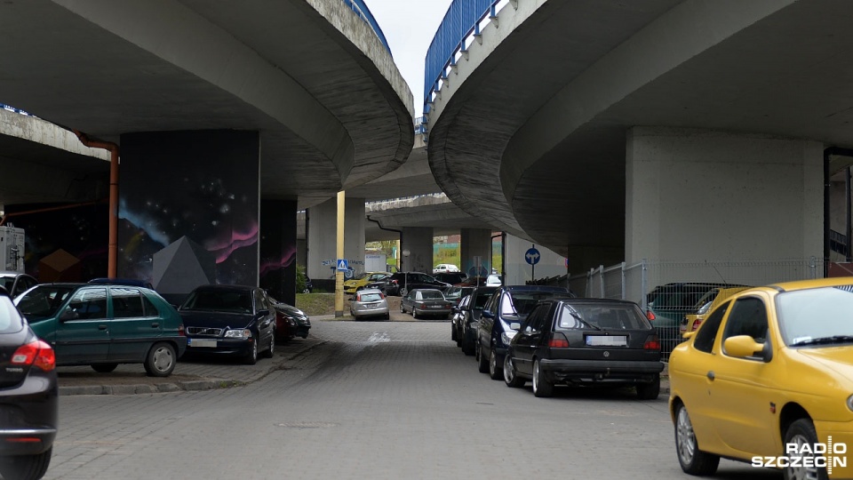 Samochody parkujące pod Trasą Zamkową. Fot. Łukasz Szełemej [Radio Szczecin]