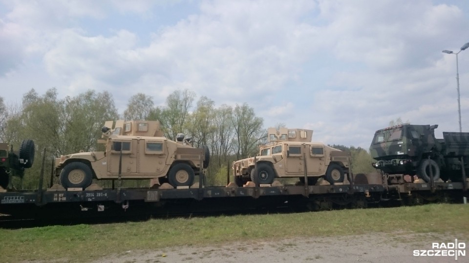 Pociąg z amerykańskim sprzętem wojskowym jest w drodze na ćwiczenia w Polsce. Fot. Mateusz Madejski [Radio Szczecin]
