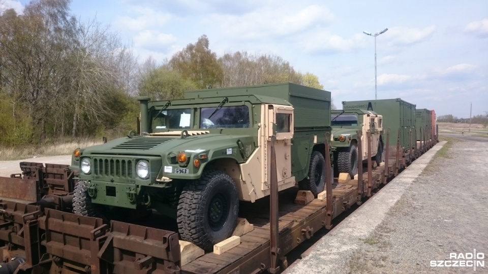 Pociąg z amerykańskim sprzętem wojskowym jest w drodze na ćwiczenia w Polsce. Fot. Mateusz Madejski [Radio Szczecin]