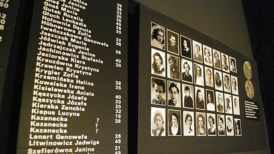 Lista i zdjęcia więźniarek poddanych doświadczeniom medycznym, umieszczona w jednej z cel byłego bloku więziennego KL Ravensbrück. Fot. Archiwum Radia Szczecin.