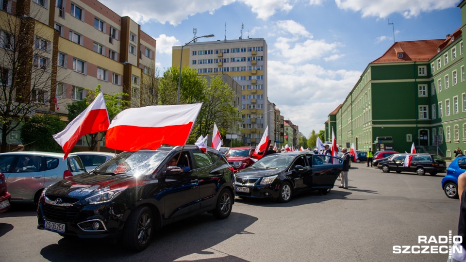 Kilkadziesiąt samochodów pod biało-czerwonymi flagami przejechało ulicami Szczecina. Fot. Konrad Nowak [Radio Szczecin]