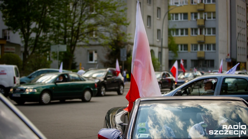 Kilkadziesiąt samochodów pod biało-czerwonymi flagami przejechało ulicami Szczecina. Fot. Konrad Nowak [Radio Szczecin]