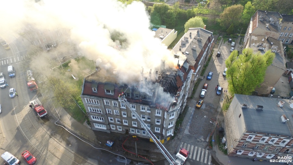 Przy ulicy Lipowej w Szczecinie zapaliło się poddasze budynku mieszkalnego. Fot. Piotr Sawiński [Radio Szczecin]