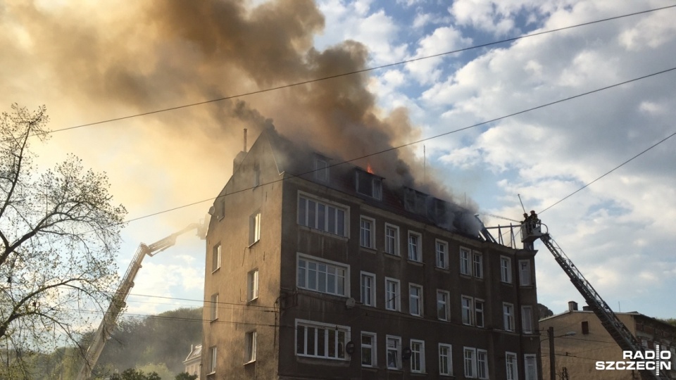 We wtorek wybuchł duży pożar w kamienicy na szczecińskim Gocławiu. Fot. Piotr Sawiński [Radio Szczecin]