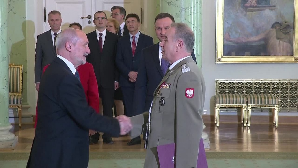 Minister obrony Antoni Macierewicz i gen. Mieczysław Gocuł. Fot. TVN Meteo/x-news