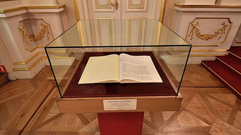 Kopia Konstytucji 3 maja eksponowana w Sali Senatorskiej. Fot. www.wikipedia.org / Adrian Grycuk