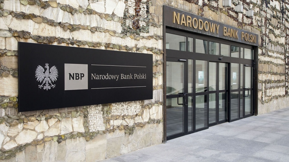 Główne wejście do centrali NBP w Warszawie. Fot. www.wikipedia.org / Andrzej Barabasz (Chepry)