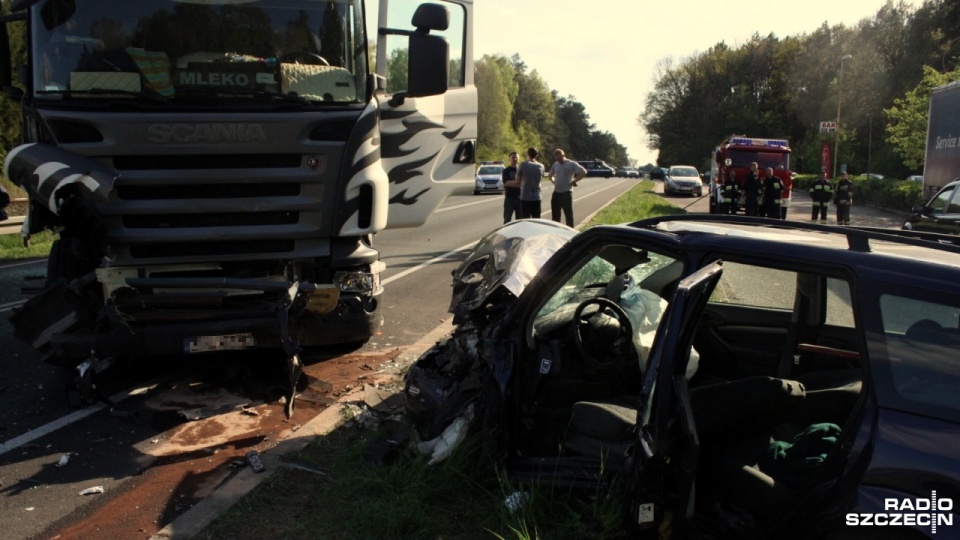 Cztery samochody osobowe i ciężarówka zderzyły się na drodze krajowej nr 6. Fot. Adam Wójcik [Radio Szczecin]